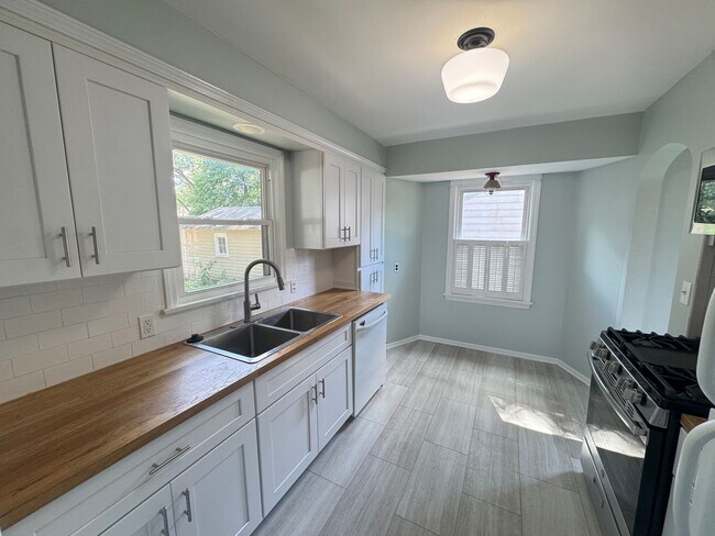 Foto del edificio - 3 Bedroom in Alger Heights!
