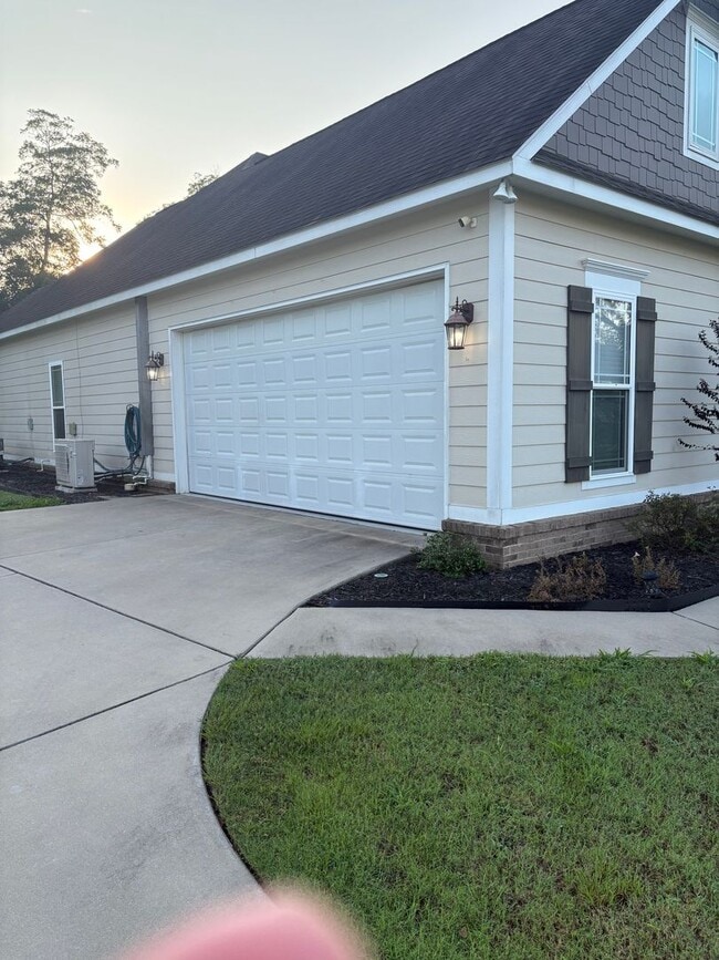 Building Photo - 4 bedroom 3 bath