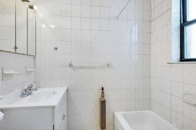 Building Photo - 1647 Putnam Ave