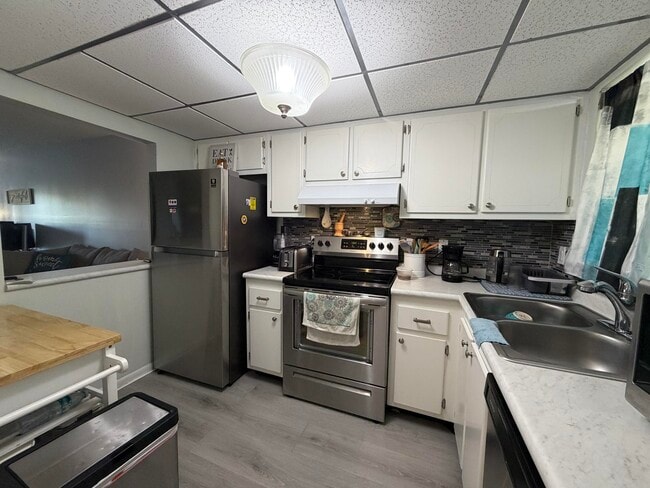 Building Photo - 1630 Embassy Dr