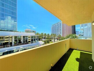 Building Photo - 2924 Collins Ave