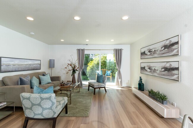 Foto del edificio - 49 Emery Bay Dr