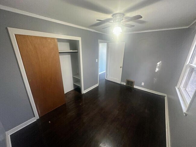 Building Photo - 1104 5th St