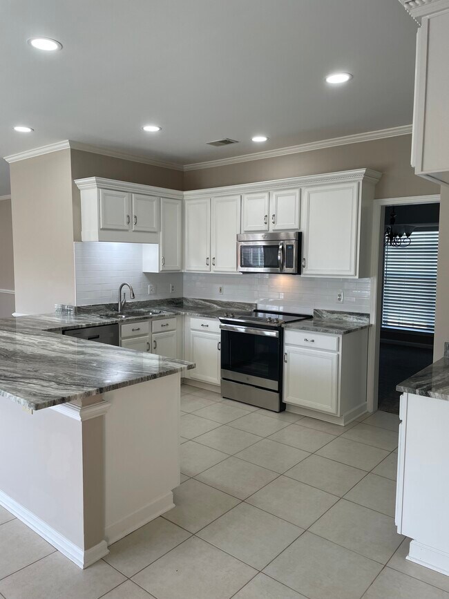 Building Photo - 135 Cottonwood Dr