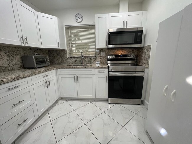 Foto del edificio - 2665 Dudley Dr W