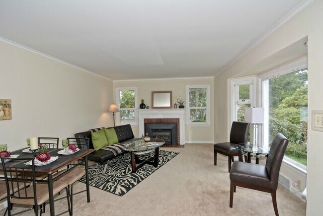 Foto del edificio - 2BR/1.75BA Wedgwood Home with Bonus Room and Large Backyard