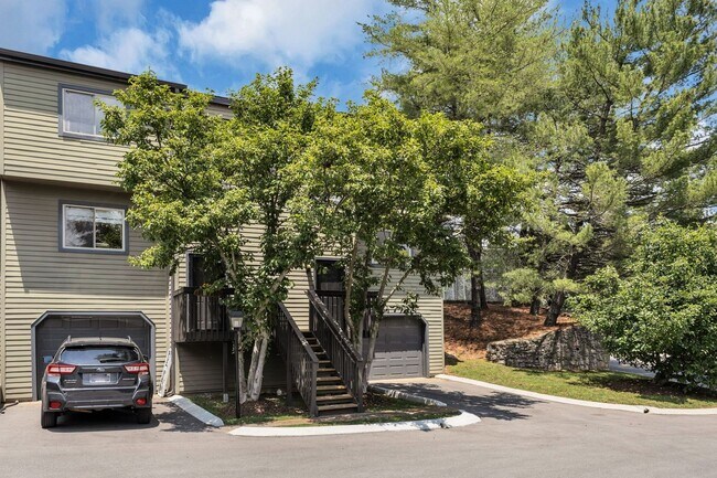 Building Photo - Beautiful Green Hills Townhome With Garage