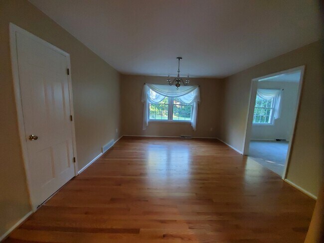 Building Photo - 869 E Boundary St