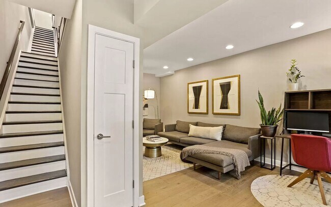 Foto del edificio - Updated 5 BR/4.5 BA Semi-Detached Home in ...