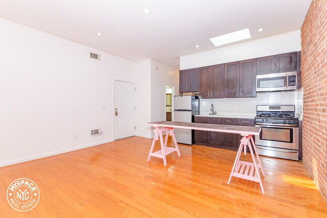 Foto del edificio - 212 Rogers Ave