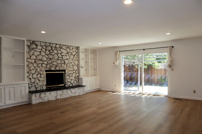 Building Photo - Pet friendly 4-Bedroom Home in Newark- 2 D...