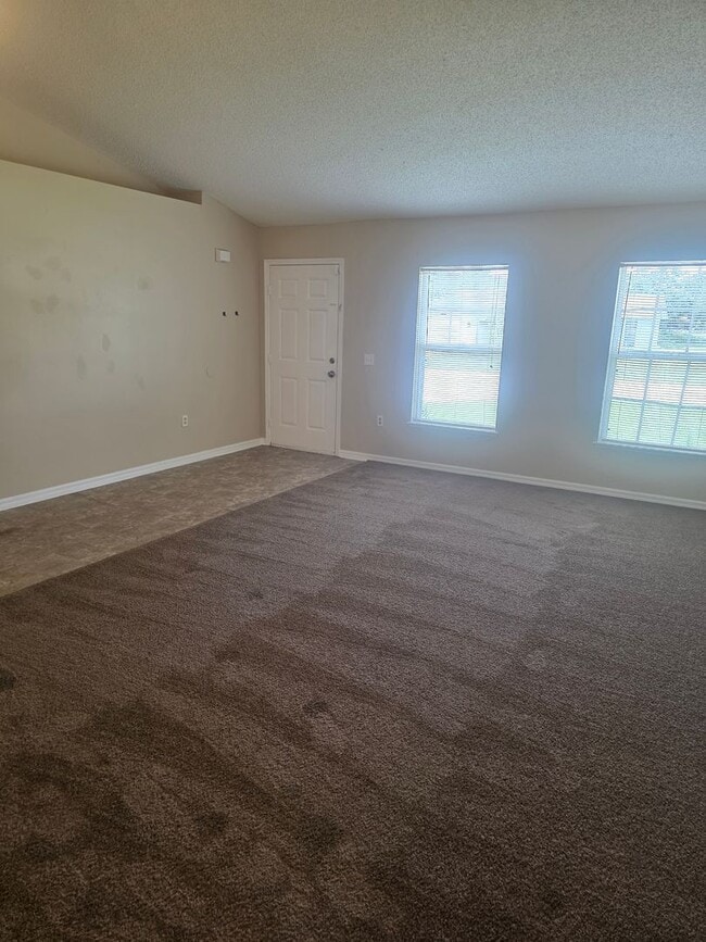 Building Photo - 4 bedroom 2 bathroom fenced in yard