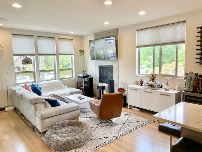Foto del edificio - Sophisticated Greenwood Townhome with Views!