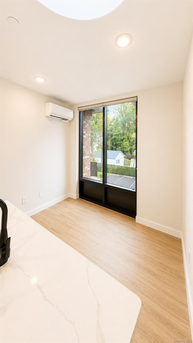 Building Photo - 136 202