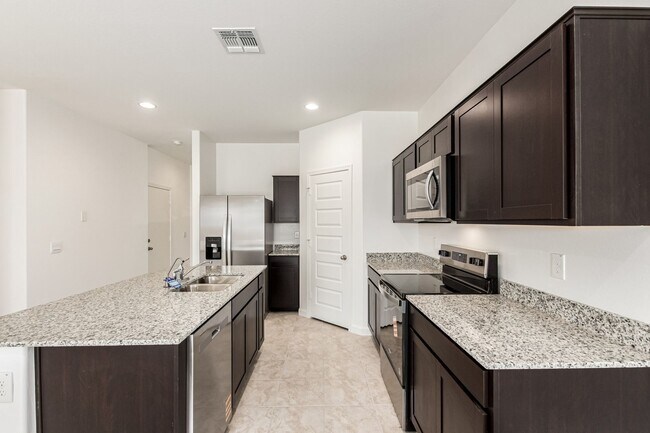 Foto del edificio - Brand New - Never Lived In 4 Bedroom / 2 B...