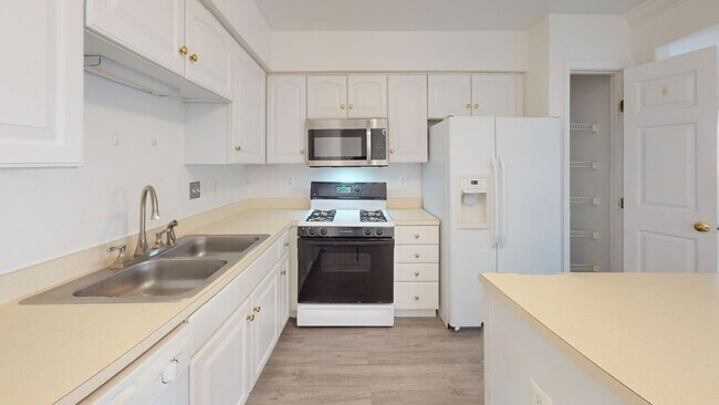 Foto del edificio - Spacious Family Three Bedroom Townhouse in Damascus! Pets Welcomed & Parking Included!