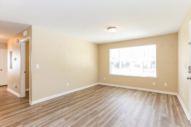 Foto del edificio - 5339 Newcombe Rd