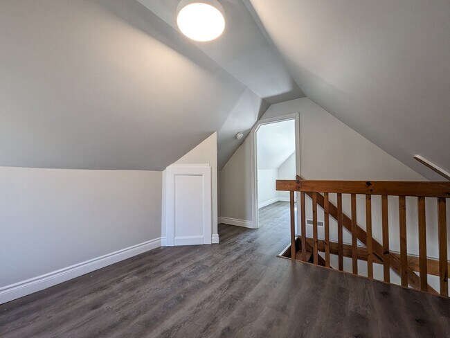 Photo du bâtiment - Historic Charm. Urban Convenience. Welcome to 84 Ahrens.