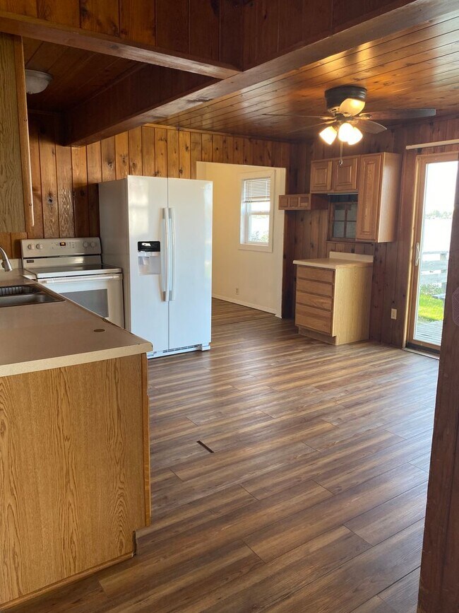 Building Photo - 2 Bed 1 Bath LAKE RENTAL