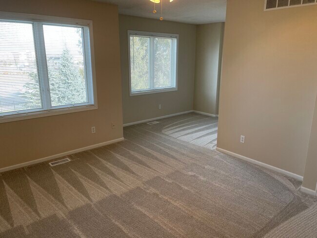 Foto del edificio - 811 Burr Oaks Dr