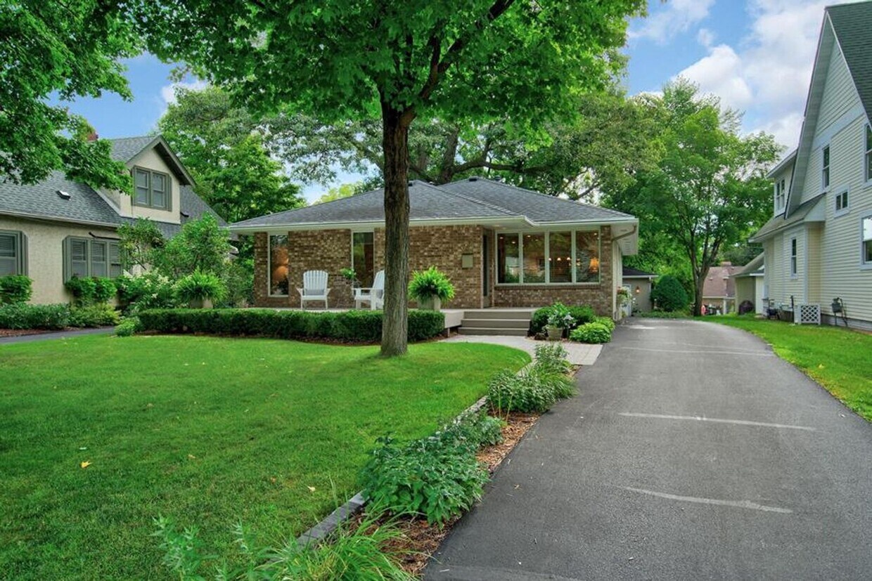 Primary Photo - Wayzata 3 bedroom 3 bath Charmer- Availabl...