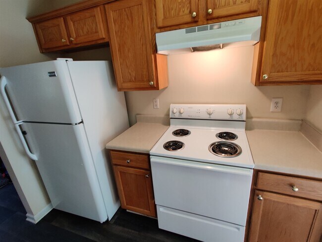 Building Photo - 300 Stonehaven Cir