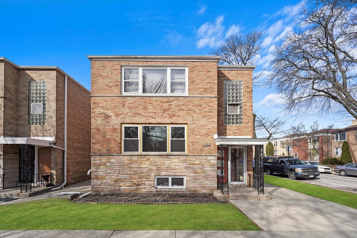 Primary Photo - 7056 N Rockwell St