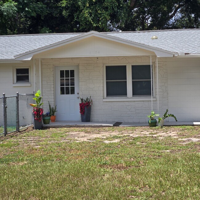 Foto del edificio - 3/2.5/1 Beautifully Updated Crystal River Home with Carport, Garage & Fenced Yard