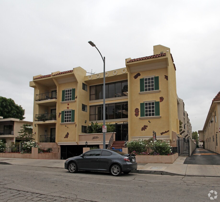 Building Photo - 18550 Vincennes St