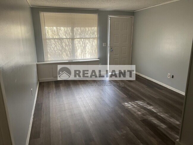 Building Photo - 904 Amhurst Dr