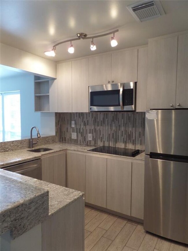 Building Photo - Apartment with sleek finishes in Montrose ...
