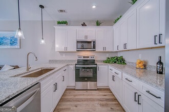 Building Photo - 15 Sandstone Dr