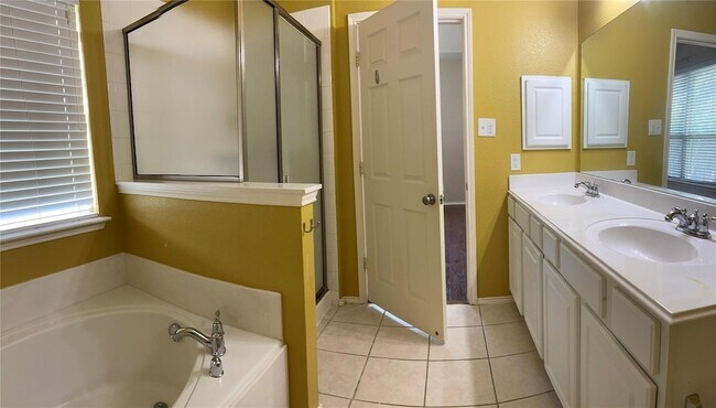Foto del edificio - 5733 Pebble Ridge Dr