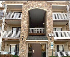Building Photo - 923 Windcastle Ln