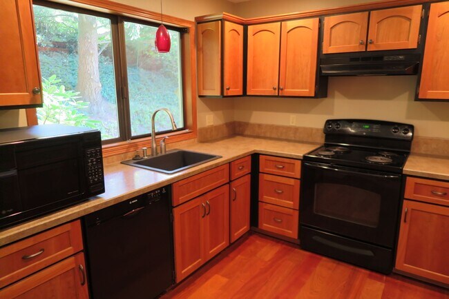 Building Photo - Secluded Lake Oswego Condo at Mountainside...