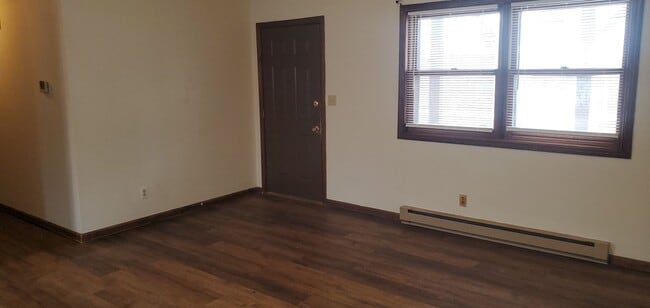 Building Photo - 3 bd, 1 ba house N Columbia, new paint and...