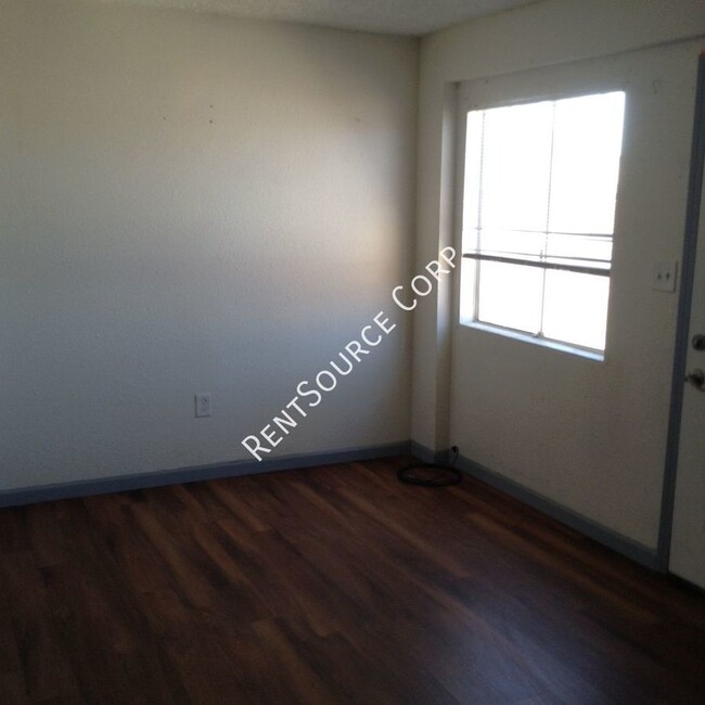 Building Photo - 1 Bedroom Duplex For Rent