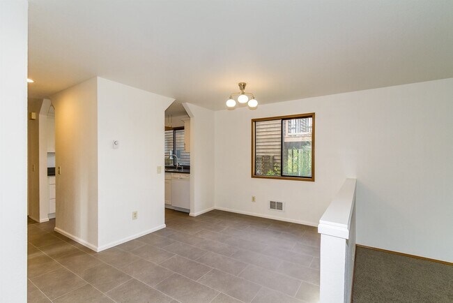 Building Photo - Maple Leaf 2-story 3 bed/2.5 bath with deck and garage available now for $3700!!