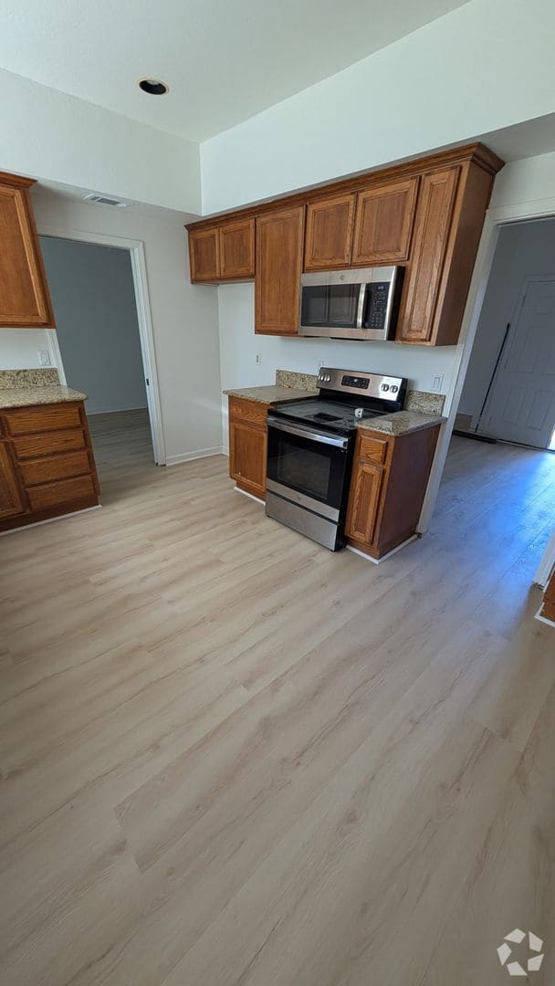 Building Photo - 6560 Skyview Dr