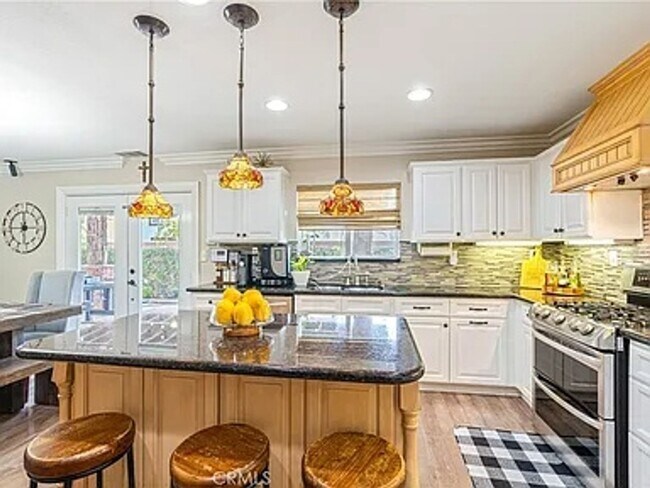 Foto del edificio - Absolutely Stunning home in Eastvale & loc...