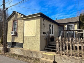Building Photo - 537 1/2 Bucklin St