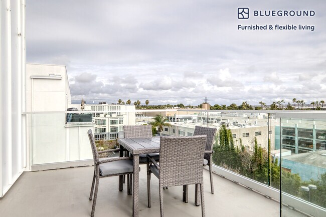 Building Photo - 4210 Del Rey Ave