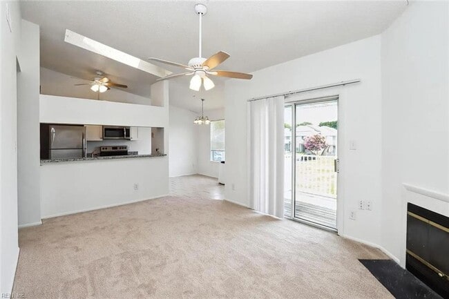 Foto del edificio - Charming Top-Floor Condo in the Heart of V...