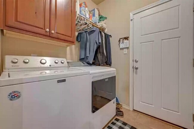 Foto del edificio - August PRE-LEASE!! GREAT 3 Bedroom, 3 Bath...