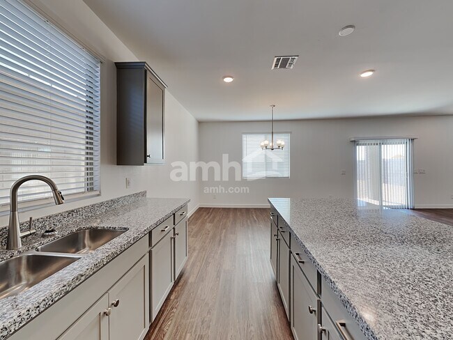 Foto del edificio - 17170 W Golden Lane