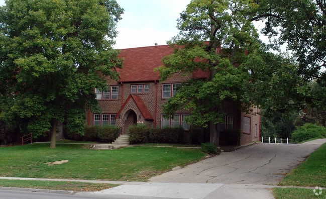 Building Photo - 4341 Grand Ave