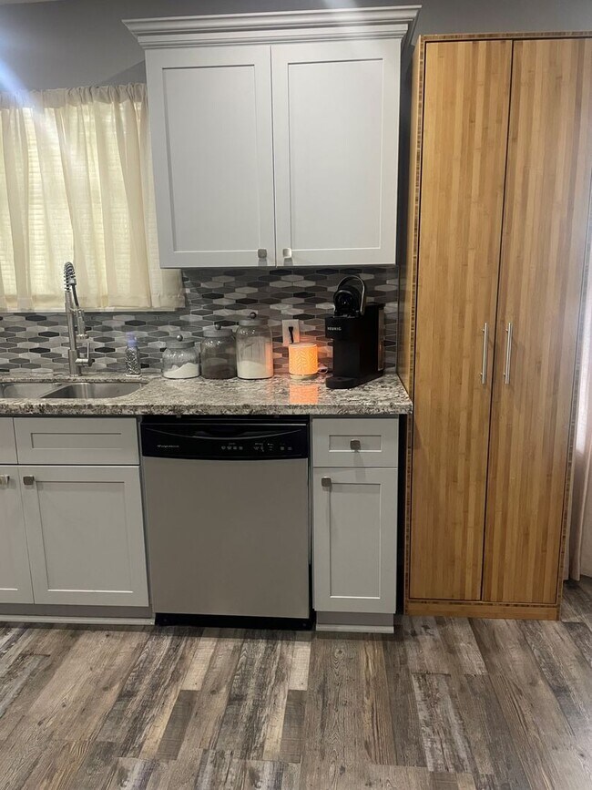 Building Photo - Amazing 3B/2B Home Available