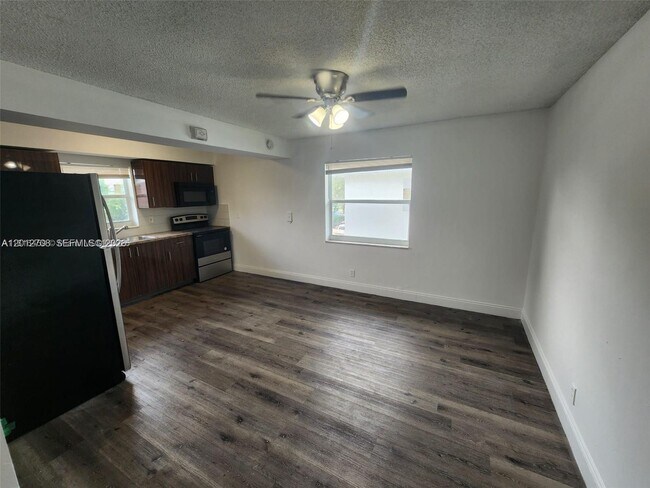 Foto del edificio - 4117 Woodside Dr