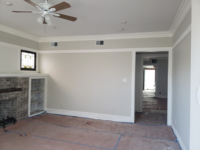 Living room with Central Air installed - 3811 N Central Park Ave