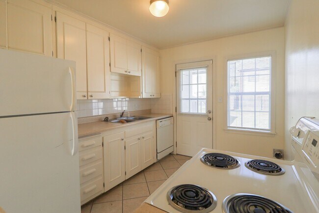 Foto del edificio - Gorgeous 2 bed duplex: NO PETS
